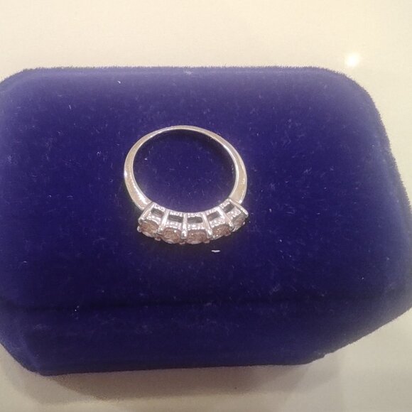 LADY'S 5 DIAMOND RING 1.15ct. 18 CARAT WHITE GOLD - Picture 5 of 12